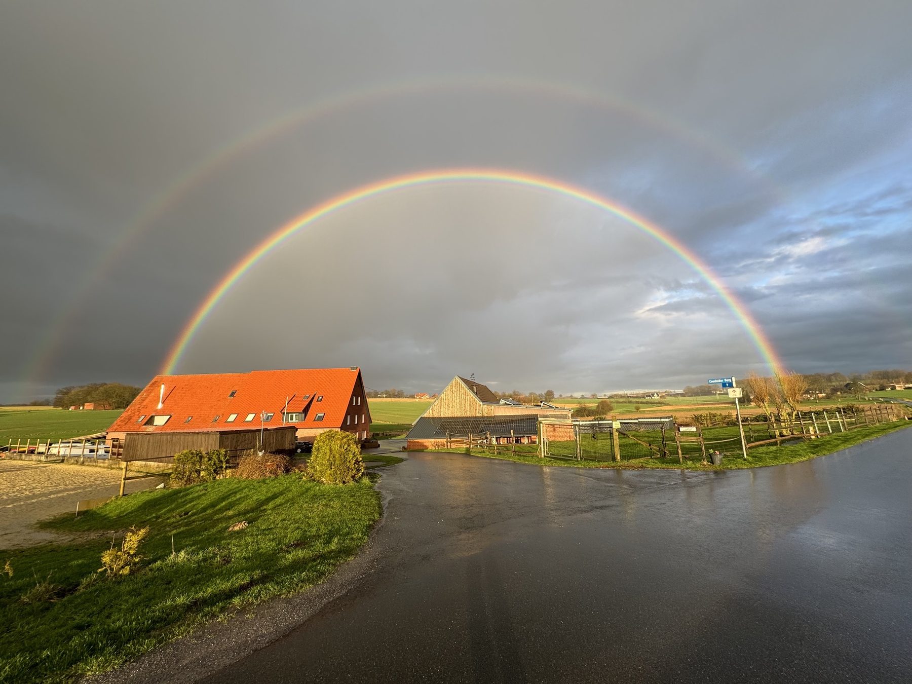 Hofeinfahrt von AS-Diagnose am Coesfelder Berg 7 in Coesfeld unter einem doppelten Regenbogen