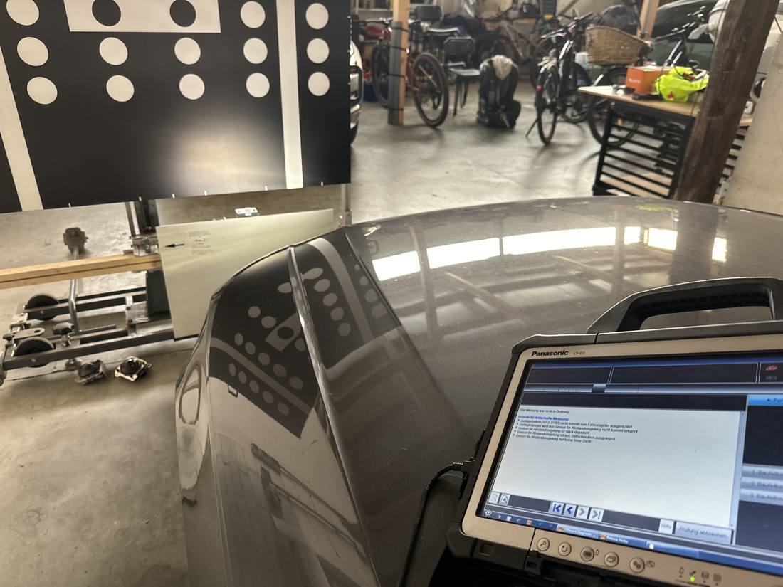 Kalibrierung mit Zieltafel in der Werkstatt