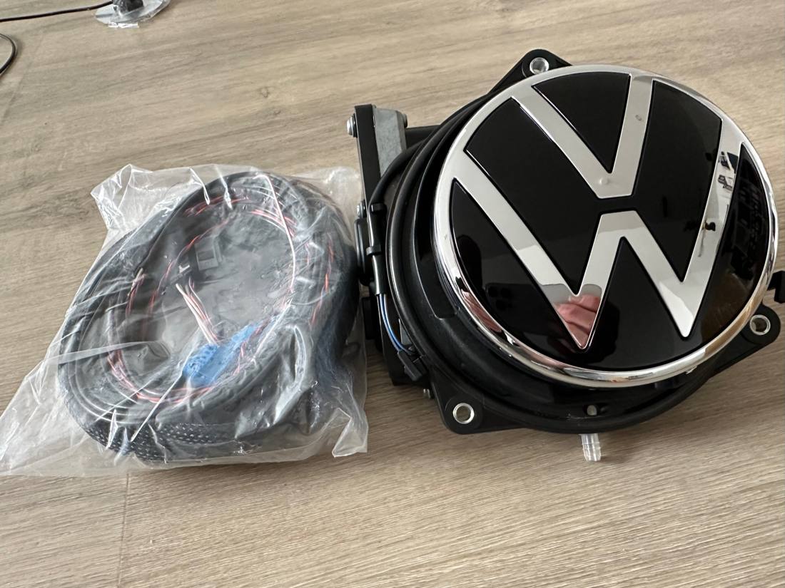 Rückfahrkamera mit VW-Emblem und Kabelsatz