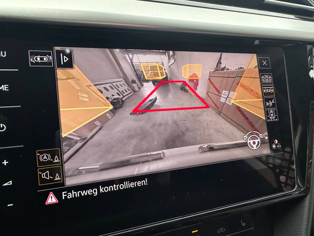 Kamerabild mit Hilfslinien im Infotainment